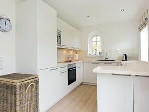 Kühlschrank, Ofen, Geschirrspüler, Wasserkocher mit Kaffee-/Teezubehör