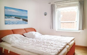 Travel cot, free WiFi, bed sheets