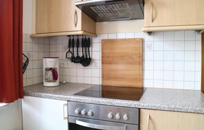 Kühlschrank, Mikrowelle, Herdplatte, Geschirrspüler