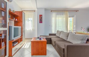 A living room with a sofa, TV, wooden cabinet, and a coffee table. - Lovely apartment in Labin with WiFi (Labin)
