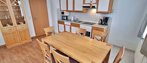 Geladeira, micro-ondas, fogão, lava-louças