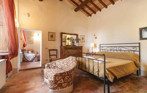 3 bedrooms, travel cot, free WiFi, bed sheets