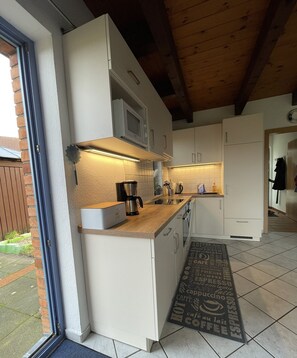 Kühlschrank, Mikrowelle, Ofen, Geschirrspüler