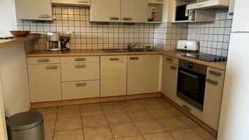 Refrigerador, microondas, horno, placa de cocina
