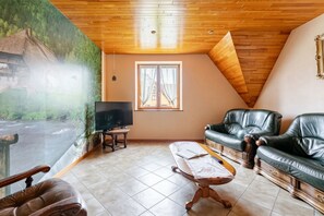 A room with a television, two leather sofas, a small table, and a window with curtains. - Homerez - Apartment in Epfig (Epfig)