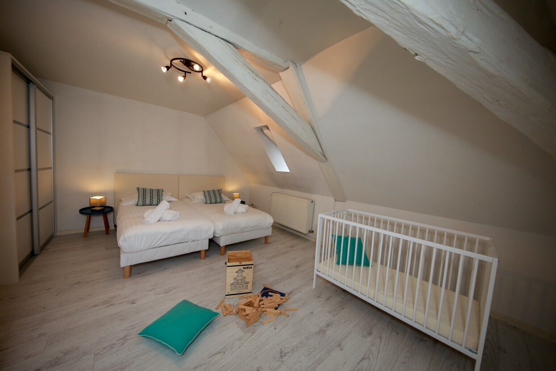 5 slaapkamers, een bureau, een strijkplank/strijkijzer, reisbedje