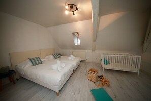 5 Schlafzimmer, Schreibtisch, Bügeleisen/Bügelbrett, Reisekinderbett