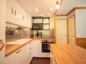 ثلاجة، فرن، غسالة أطباق، ماكينة لصنع القهوة/الشاي