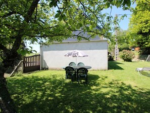 Outdoor dining - Country house with fireplace and wifi, pets allowed (Les Chambres-Le Grippon)