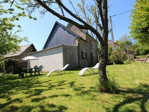 Outdoor dining - Country house with fireplace and wifi, pets allowed (Les Chambres-Le Grippon)