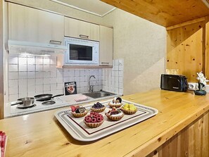 Kylskåp, ugn, kaffe- och tebryggare och brödrost