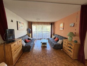 TV - Cozy 1BR Apartment with Pool, Parking, Near Beach - Sleeps 4 (Argelès-sur-Mer)