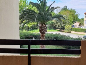 Property grounds - Cozy 1BR Apartment with Pool, Parking, Near Beach - Sleeps 4 (Argelès-sur-Mer)