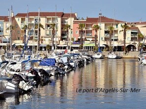 Marina - Seaside 2BR/1BA Apt with Balcony, Sleeps 6 - Near Beach, Elevator, Prime Location! (Argelès-sur-Mer)