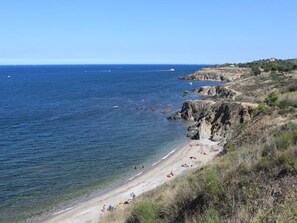 Beach nearby - Seaside 2BR/1BA Apt with Balcony, Sleeps 6 - Near Beach, Elevator, Prime Location! (Argelès-sur-Mer)