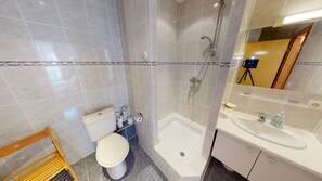 Badewanne, Haartrockner, Handtücher