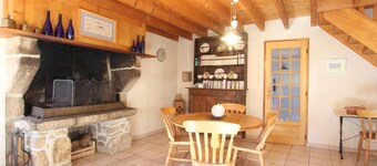 Typical House with Garden and Fireplace, Pets Allowed