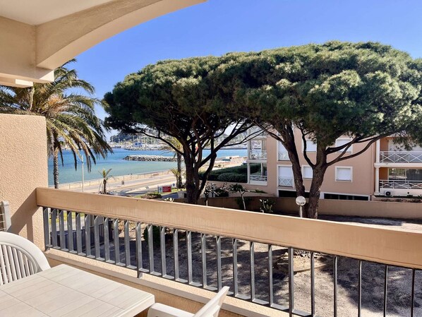 Outdoor dining - Apartment with Terrace, AC, Private Parking - Cavalaire-sur-Mer (Cavalaire-sur-Mer)