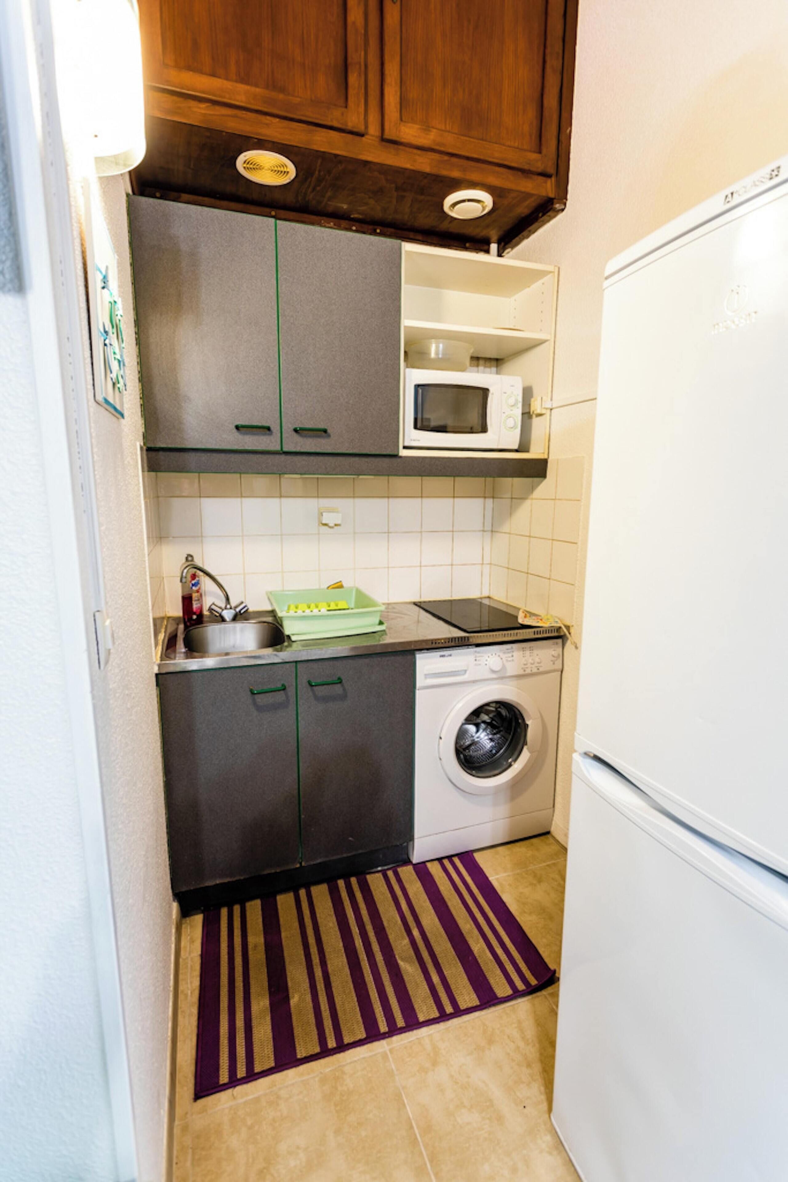 Een koelkast, een magnetron, een oven, een kookplaat