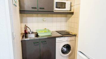 Een koelkast, een magnetron, een oven, een kookplaat