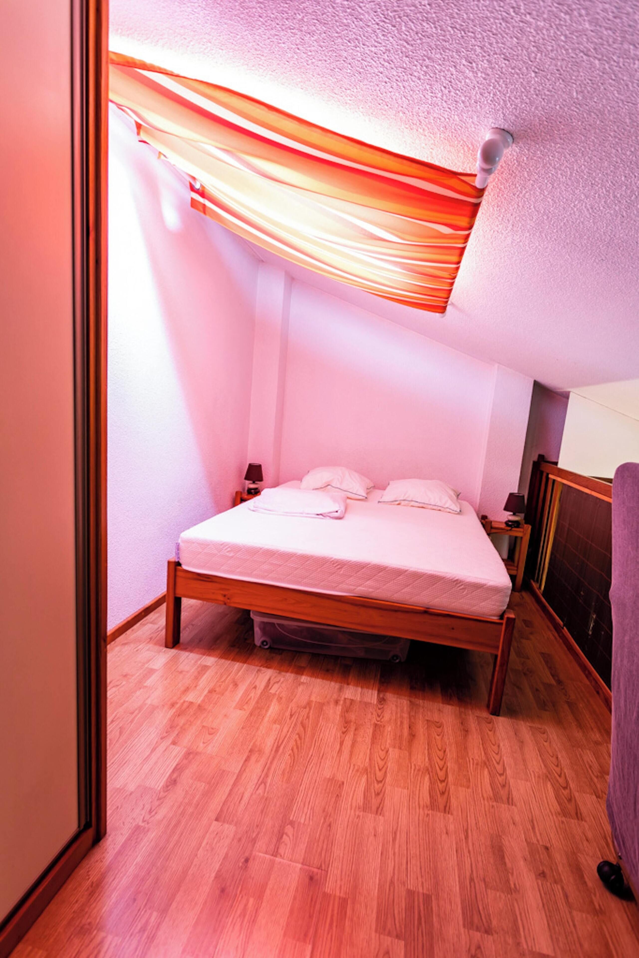 2 bedrooms, iron/ironing board, travel crib