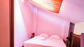 2 bedrooms, iron/ironing board, travel crib