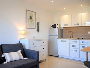 Interior - Charming Studio in Le Lavandou, Beach Nearby, 2 Sleeps, Parking, Wi-Fi Option, 2-Star Rating (Le Lavandou)