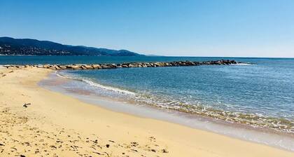 Charming Studio in Le Lavandou, Beach Nearby, 2 Sleeps, Parking, Wi-Fi Option, 2-Star Rating