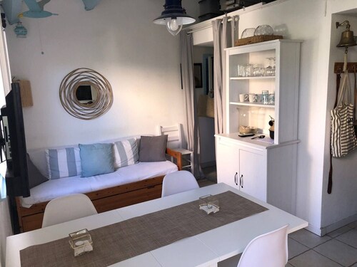 Gemütliche, klimatisierte 2-Zimmer-Villa mit Pool, Garten und Parkplatz, nah an Strand und Geschäften