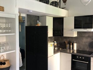 Fridge, microwave, oven, stovetop - Charming Villa with Pool, A/C, Near Beach and Shops, Sleeps 4 (Port Barcarès)