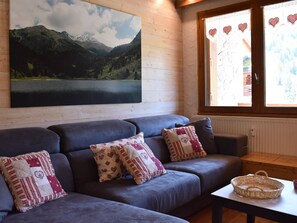 TV - Spacious 4-Room Cabin Apartment for 8 with Balcony, Near Ski Pistes and Shops in Méribel (Méribel)