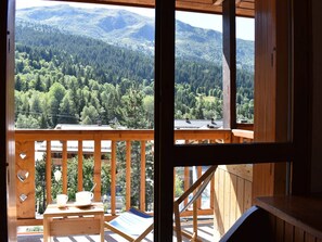 Interior - Spacious 4-Room Cabin Apartment for 8 with Balcony, Near Ski Pistes and Shops in Méribel (Méribel)