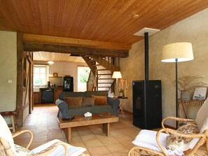 Een televisie en een open haard