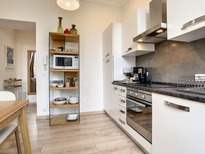 Frigorifero, microonde, forno, lavastoviglie