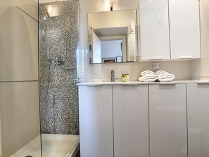 Douche, sèche-cheveux