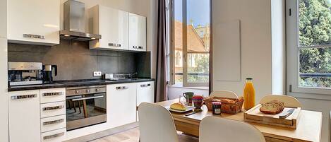 Kühlschrank, Mikrowelle, Ofen, Geschirrspüler