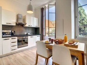 Kühlschrank, Mikrowelle, Ofen, Geschirrspüler