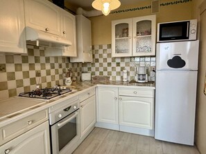 ثلاجة، ميكروويف، فرن، موقد طهي مسطح