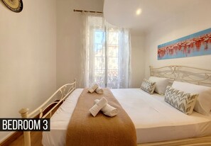 3 bedrooms, iron/ironing board, free internet