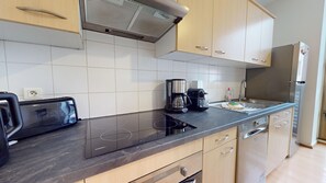 Frigorífico, microondas, horno y placa de cocina