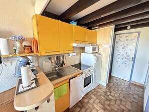 Frigorífico, microondas, horno y placa de cocina