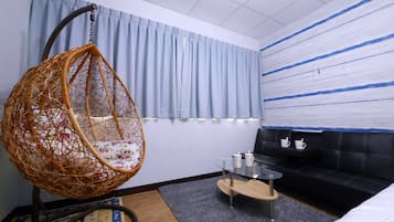 Escritorio, cortinas blackout y camas plegables/adicionales