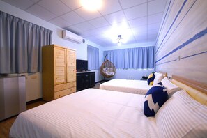 Desk, blackout curtains, rollaway beds, free WiFi - Traveler Station (Kaohsiung)