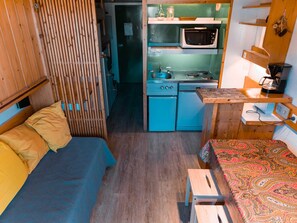 Køleskab, mikrobølgeovn, kogeplade, opvaskemaskine