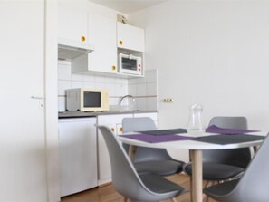 Dining - Studio Cabin with Sea View Balcony, Parking - La Rochelle (La Rochelle)