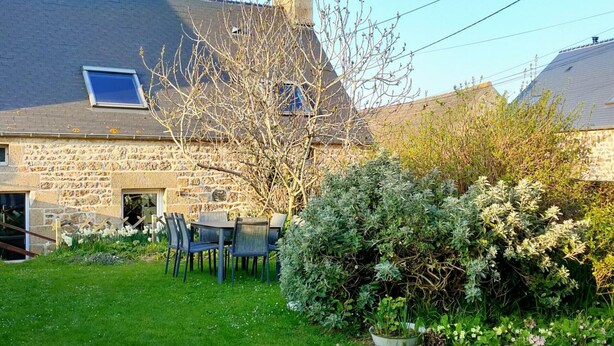 A stone house with a garden, a patio with chairs, and a small table. - Rustic house in Vicq-sur-Mer - 6 people, Pets allowed (Vicq-sur-Mer)