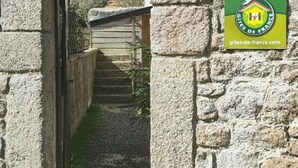 A stone building entrance with a green sign that reads "Gîte" and a website address. - Rustic house in Vicq-sur-Mer - 6 people, Pets allowed (Vicq-sur-Mer)