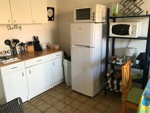 Kylskåp, mikrovågsugn och spishäll