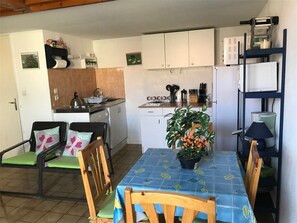 Geladeira, micro-ondas, cooktop