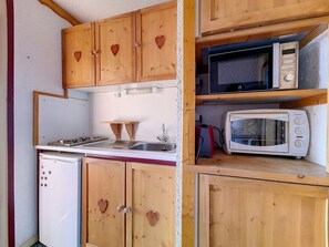 Refrigerador, microondas, cafetera y tetera y tostadora 